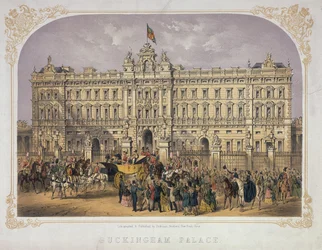Utsikt över Buckingham Palace med en folkmassa utanför som applåderar drottning Victoria (1819-1901) och prins Albert (1819-61) när de åker ut i en vagn, ca 1855